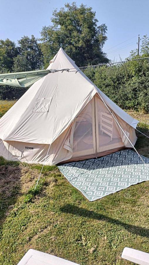 Tent in Yzernay, Région de Cholet