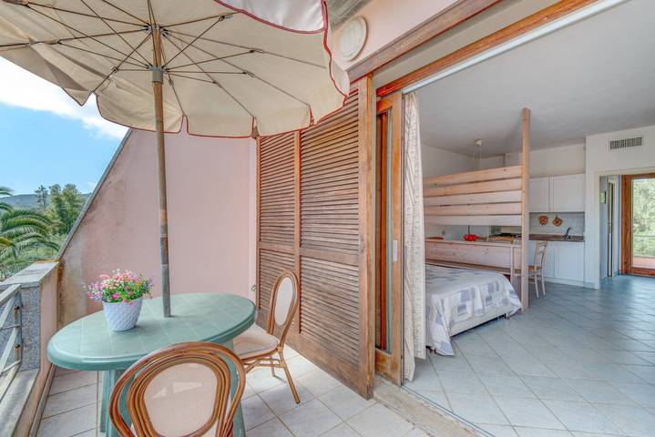 Entire studio, Studio Apartment 'Monolocale Dolores' with Shared Pool, Wi-Fi and Air Conditioning in Campo nell'Elba, Arcipelago Toscano