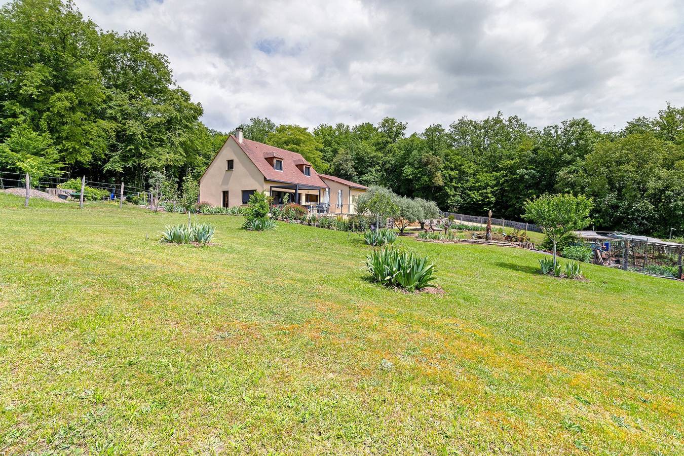 Suite parental « Au Cerf Blanc » con vistas a la montaña, Wi-Fi y aire acondicionado in Les Eyzies, Périgord Noir