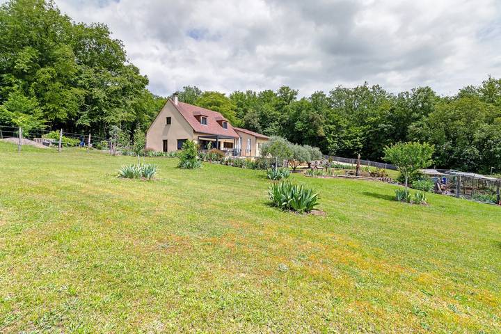 “Au Cerf Blanc Suite Parentale” Guest Room with Mountain View, Wi-Fi and Air Conditioning in Les Eyzies, Périgord Noir