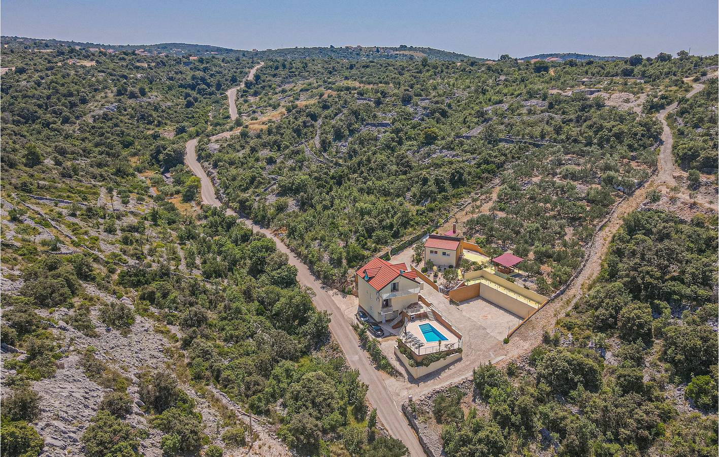 Gemütliche 2-Zimmer-Wohnung mit Pool, Terrasse und 1,5 km Entfernung zum Strand in Razanj, Šibenik-Knin
