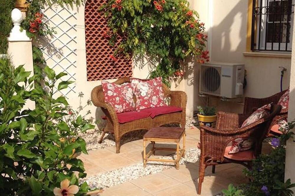 Sunny townhouse with solarium and pool access in Playa Flamenca, Orihuela