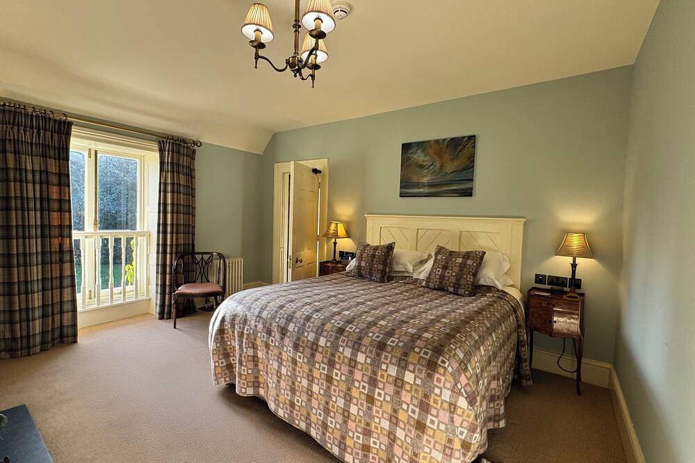 Historic Manor House with extensive grounds in quiet village, 5 mins to beach! in Weston-Super-Mare, North Somerset