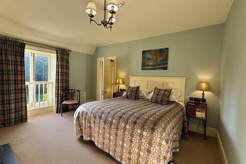 Holiday Rental for 12 People in Weston-Super-Mare, North Somerset, Photo 3
