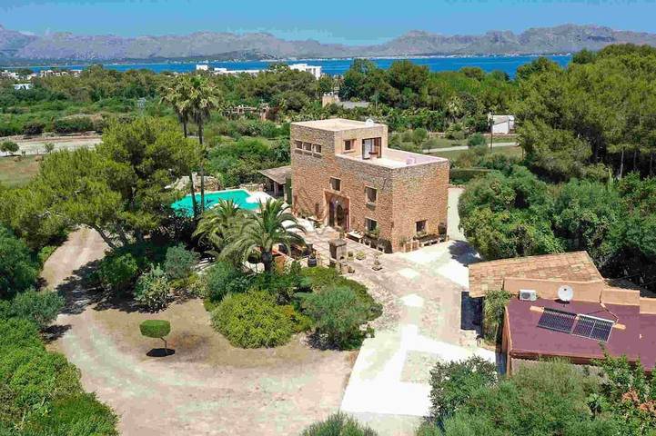 Gîte pour 9 personnes, avec Balcon et Terrasse ainsi que Jardin et Piscine dans Alcúdia
