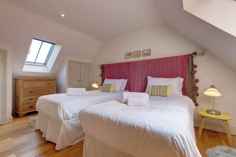 Riding Stable - sleeps 6 guests in 3 bedrooms in Bodham, Norfolk Coast