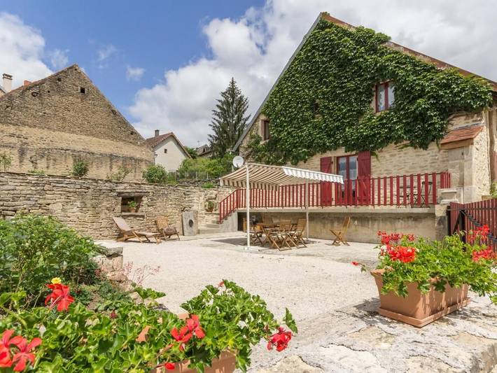 Authentisches Ferienhaus mit geschlossenem Hof, Haustiere erlaubt in Thenissey, Montbard und Umgebung