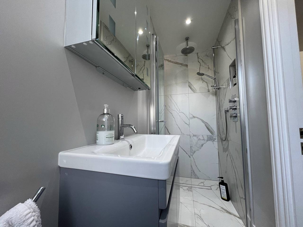 Entire vacation apartment, Wimbledon - Apartment - Sleeps 2 -Private Entrance in Wandsworth, London