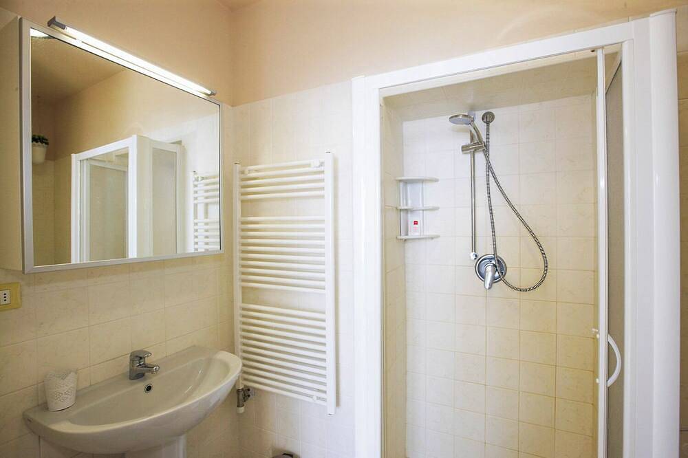 Entire apartment, 1-bedroom apartment in an Art Nouveau villa with communal pool in Baveno, Comune di Baveno