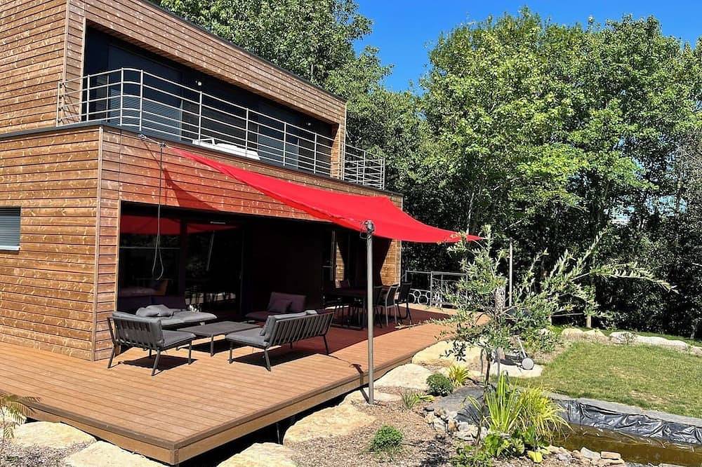 Pretty wooden house, green island in town center. 35 minutes from beaches in Redon, Región de Redon