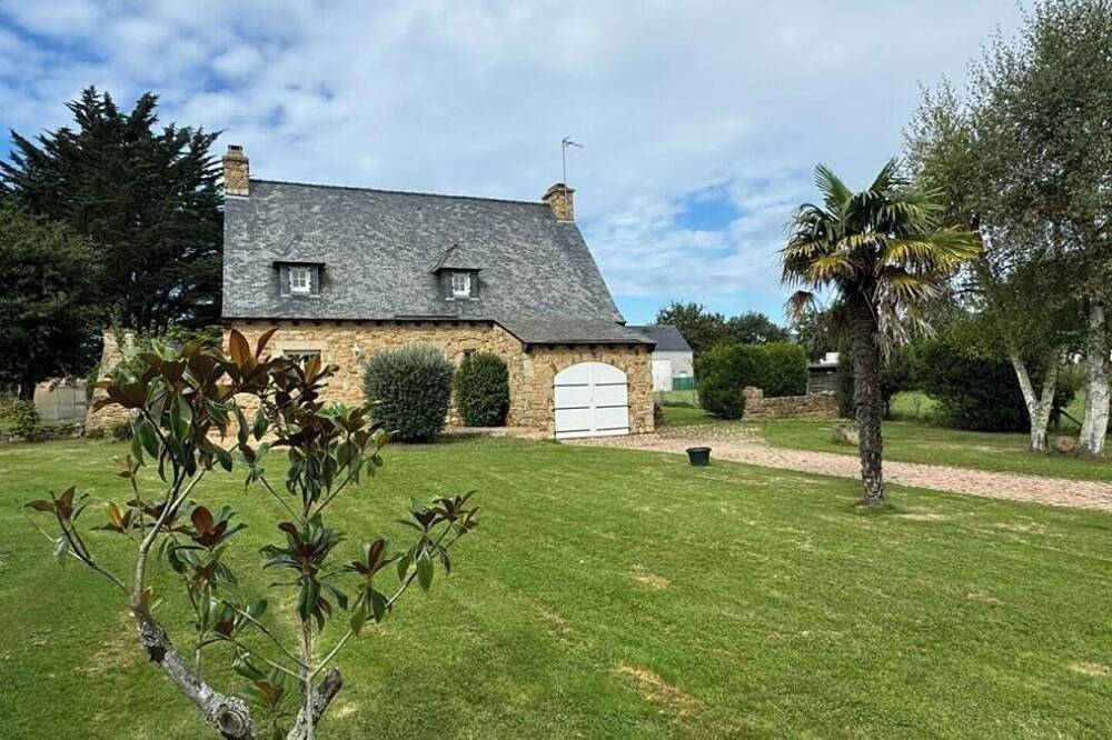 Vacation home with swimming pool near the Gulf. Walking distance to the sea. in Saint-Armel, Côte des Mégalithes