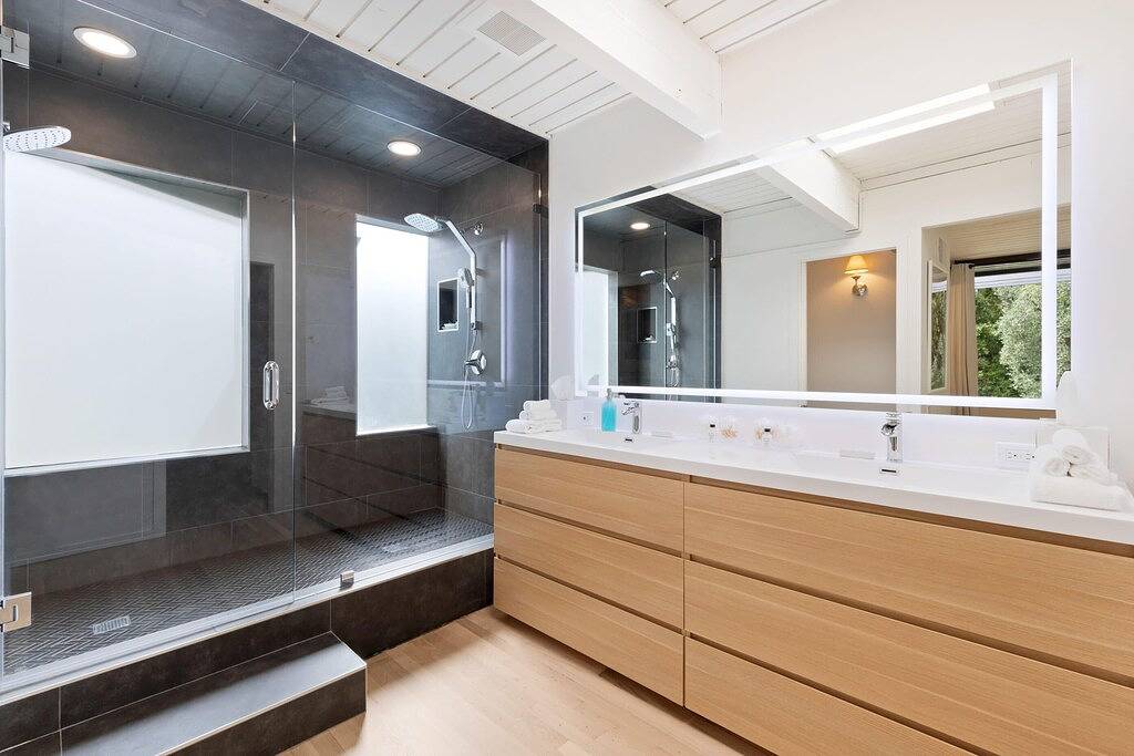 Prime Location in Gated Community - Walk to Malibu Country Mart! in Malibu Beach, Malibu