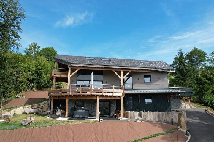 Maison pour 15 personnes, avec Balcon et Jacuzzi ainsi que Jardin et Sauna dans Lac des Corbeaux
