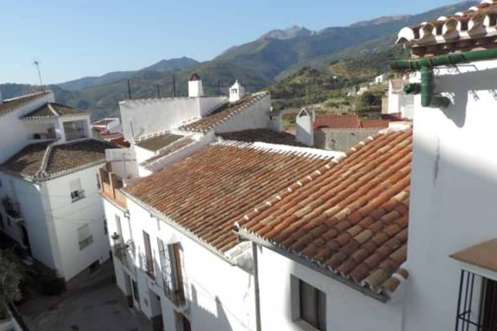Alojamiento Rural En El Centro Urbano De Yunquera, Sierra De Las Nieves. in Yunquera, Sierra de las Nieves