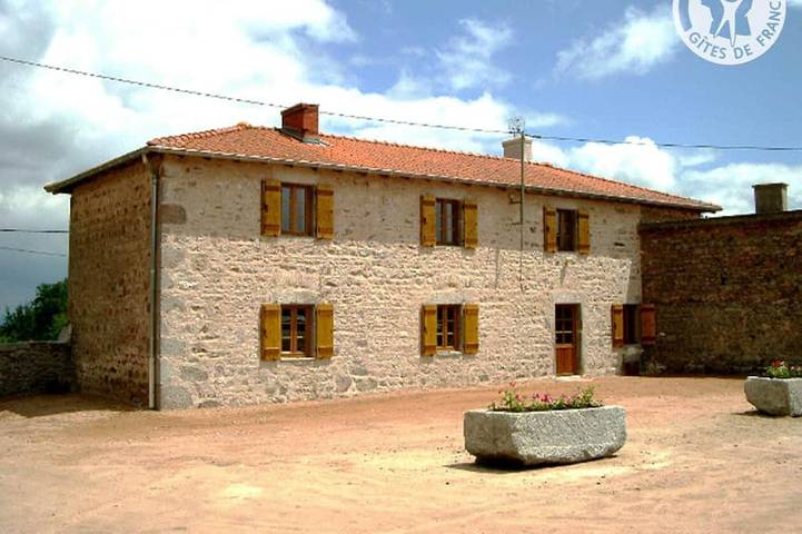 Gîte pour 12 personnes, avec Jardin dans la Loire