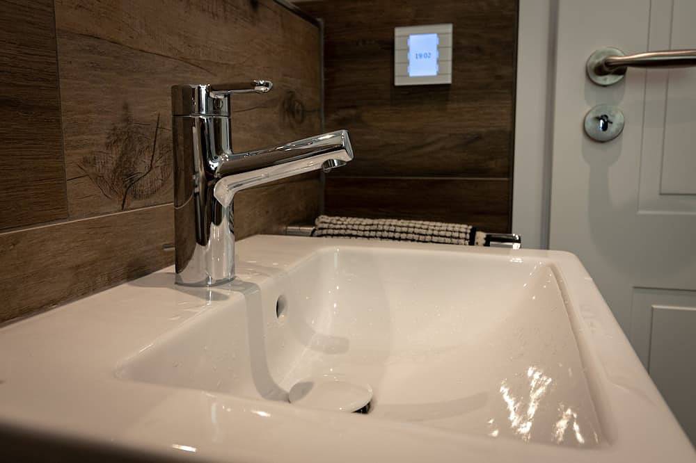 Exclusive and modern holiday home \"Lilla älg\" right on the lake 365 days a year! in Värmland