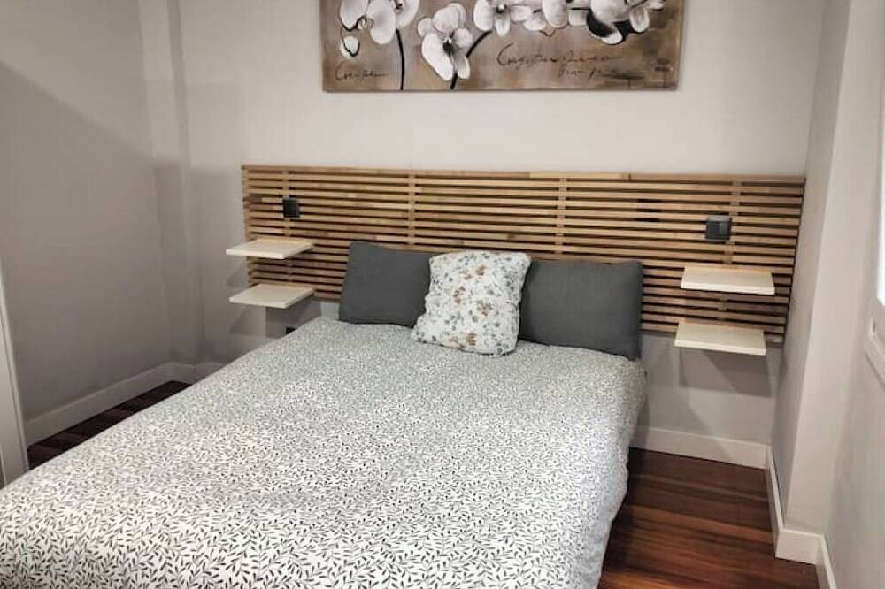 Cozy Private Room with Garage, Steps from the Guggenheim in Bilbao, Bizkaia