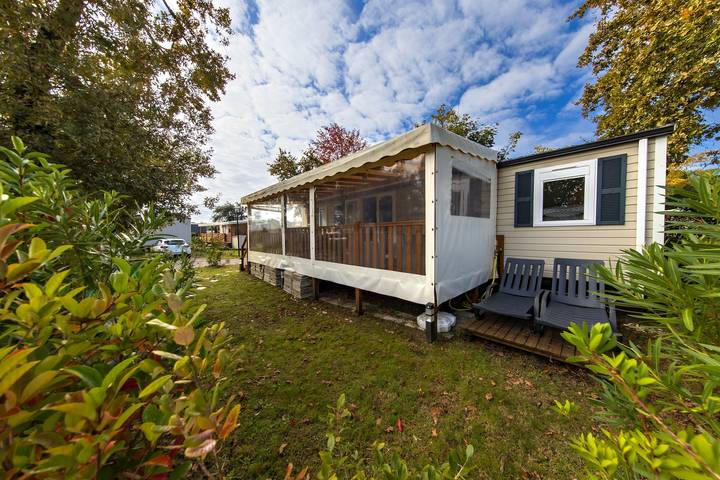 Camping pour 6 personnes, avec vue sur le lac ainsi que bassin pour enfant et jardin, adapté aux familles en Gironde
