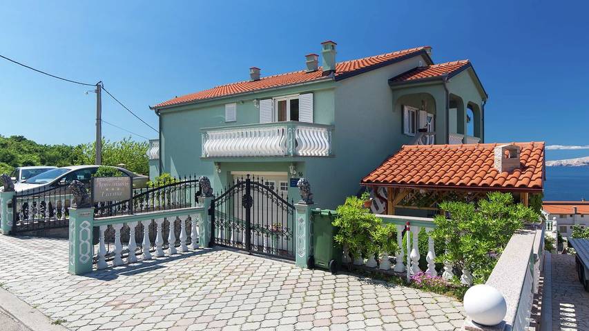 Ferienwohnung für 2 Personen, mit Terrasse und Pool sowie Garten, mit Haustier in Senj