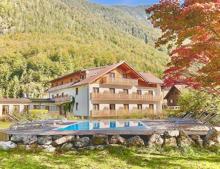 Hotel für 3 Personen, mit Seeblick und Ausblick sowie Pool und Garten in Obertraun