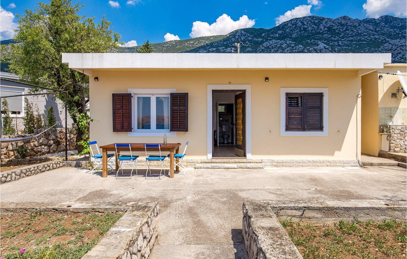 Gemütliche Ferienwohnung mit Meerblick, Terrasse, Parkplatz und WLAN – 100 m zur Küste in Cesarica, Naturpark Velebit