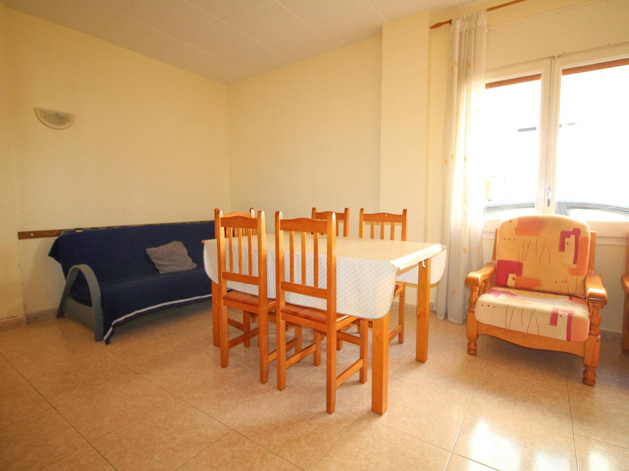 Ganze Wohnung, Gemütliche Wohnung, 100 m vom Strand entfernt, zentrumsnah, ruhige Lage, 3 Zimmer, Wlan ab Juni in Llanca, Oberampurien