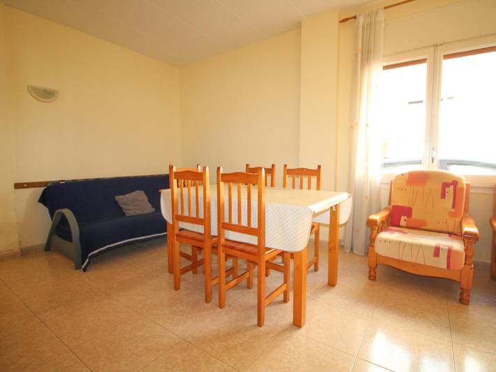 Ganze Wohnung, Gemütliche Wohnung, 100 m vom Strand entfernt, zentrumsnah, ruhige Lage, 3 Zimmer, Wlan ab Juni in Platja del Port (Llanca), Llanca