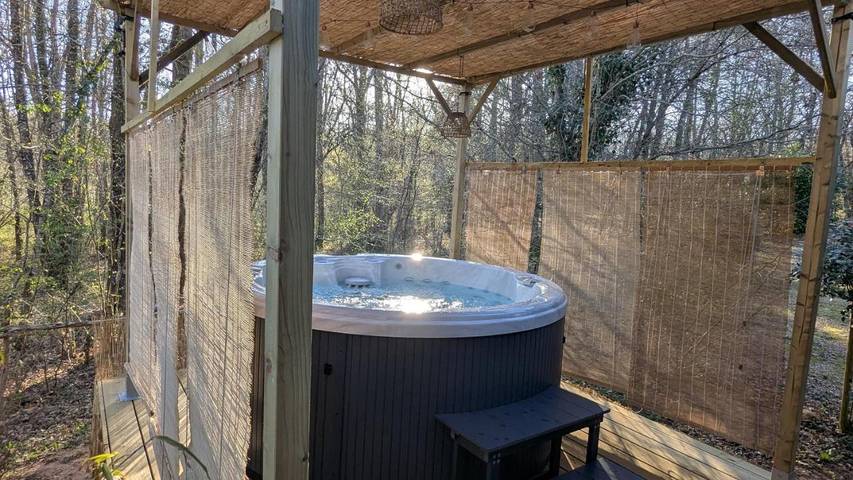 Chalet pour 4 personnes, avec jacuzzi ainsi que jardin et piscine