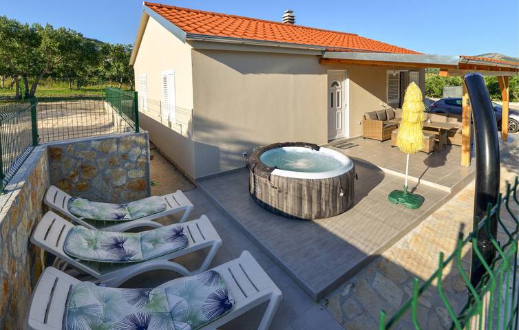 Ferienhaus für 4 Personen, mit Garten und Pool sowie Terrasse