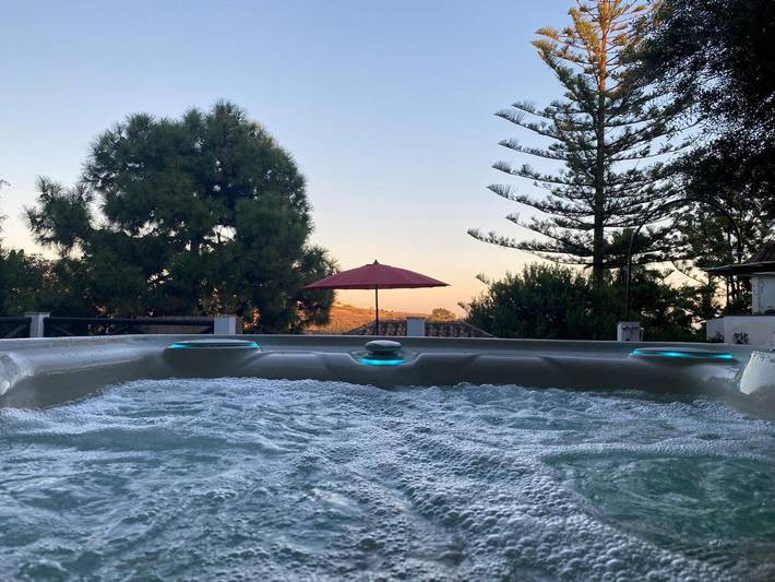 Casa de huéspuedes para 2 personas, con Terraza y Jacuzzi además de Jardín y Piscina en Estepona