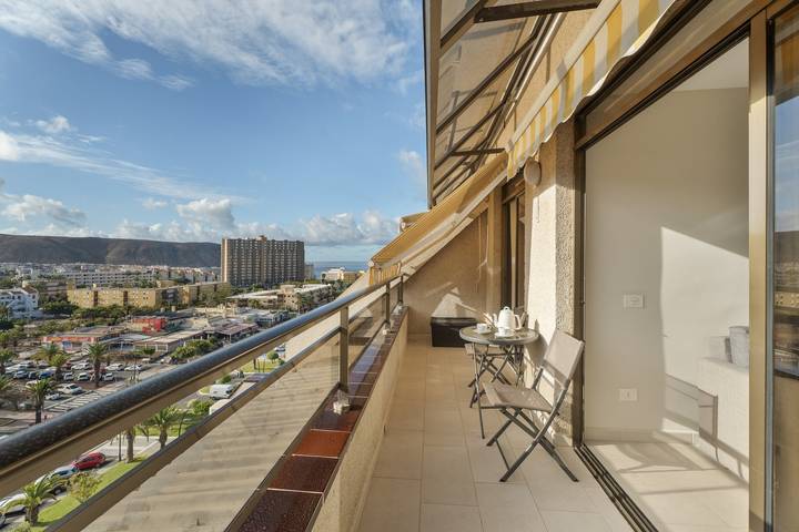 Appartement entier, Vacances 'Ático Home' avec vue sur la mer, balcon et Wi-Fi in Los Cristianos, Arona