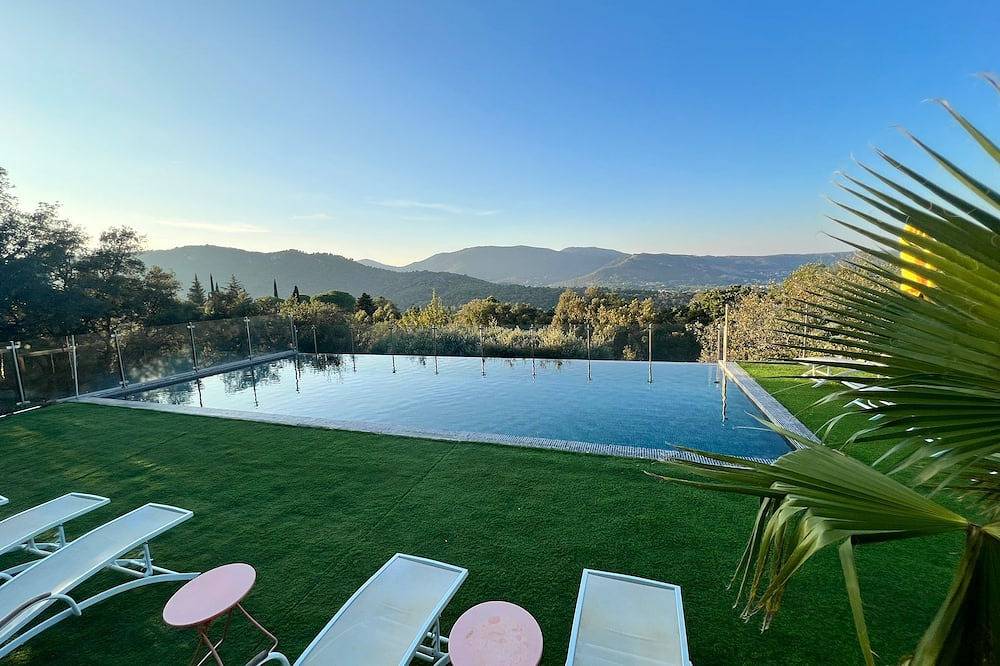Villa, (14 p), panoramic view of the hills. Large infinity pool.  in Plan-de-la-Tour, Region de Draguignan