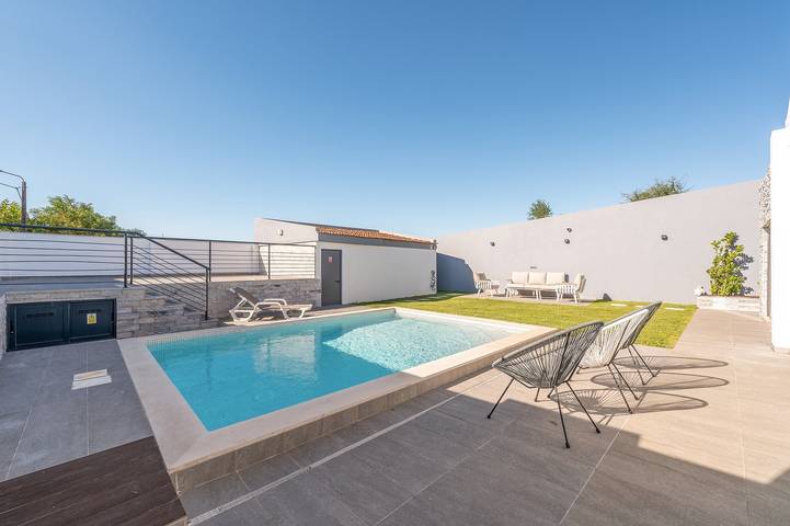 Vakantiehuis voor 4 personen, with terras and zwembad as well as tuin - 1