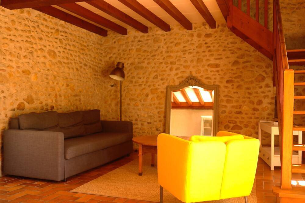 Petite maison en pierre avec vue dominante sur le piémont Pyrénées (2 personnes) in Gan, Béarn