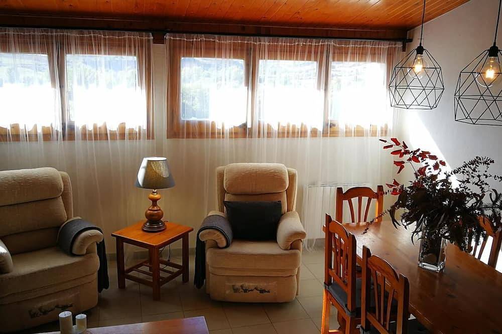 Entire apartment, Bellver Vii - Three Bedroom Apartment, Sleeps 5 in Bellver de Cerdanya, Catalan Pyrenees