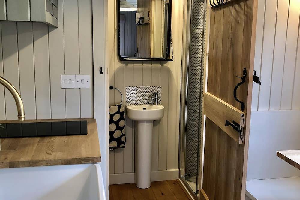 Stylish shepherd's hut, 10 mins walk from beach and village in Milford-on-Sea, New Forest