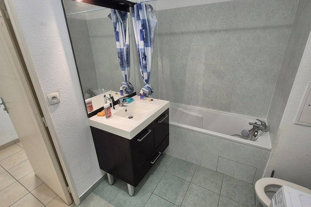 Ganze Wohnung, Julie's studio in Bron, Rhône