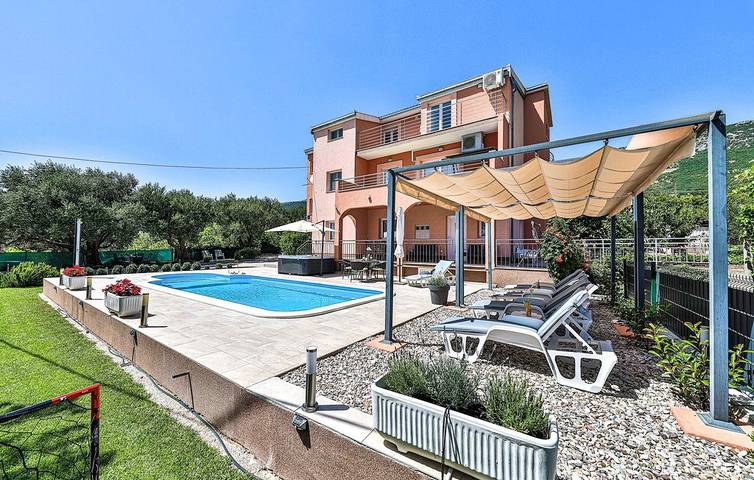 Ferienhaus mit Meerblick für 12 Personen, mit Pool und Garten in Split-Dalmatien