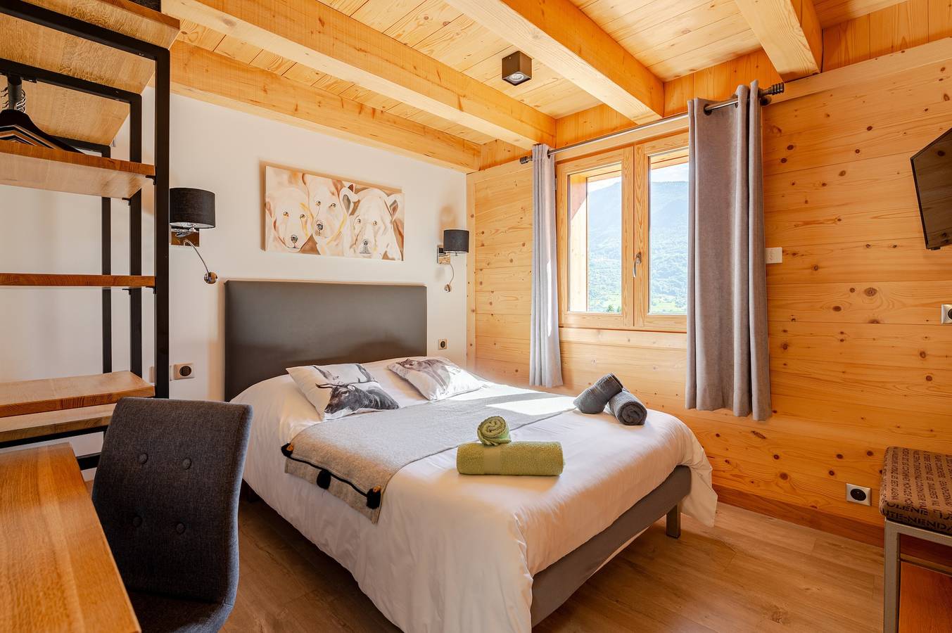 Chalet "Helnes - Contemporain" avec vue sur les montagnes, terrasse privée et Wi-Fi in Savoie
