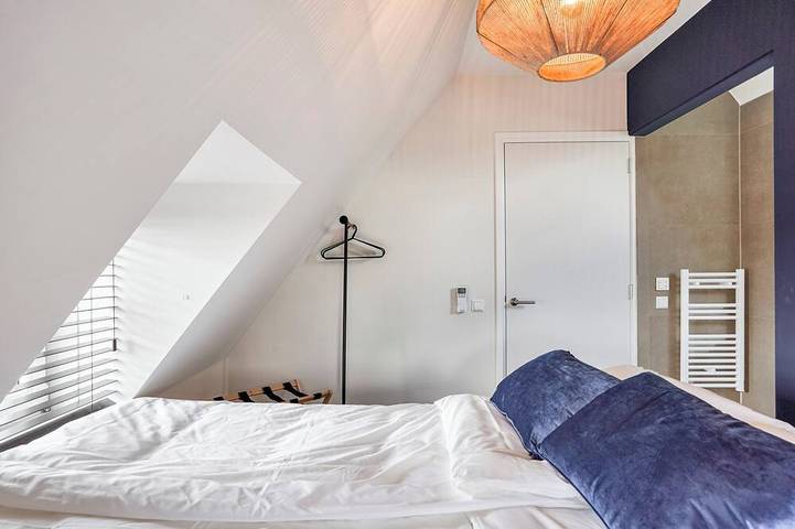 Ganze Wohnung, Genießen Sie ein stilvolles 50m² Apartment für zwei im Herzen von Velden. Es verfügt über ein bequemes Queen-Size-Bett, eine private Küche, einen Smart-Tv, Klimaanlage, schnelles Wlan und einen gemeinsamen Balkon. Es ist eine ideale Basis für Freizei in Velden, Limburg (Niederlande)