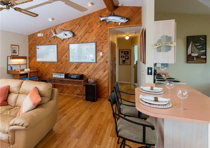 Vacation rental for 4 people, with hot tub and balcony in Big Pine Key