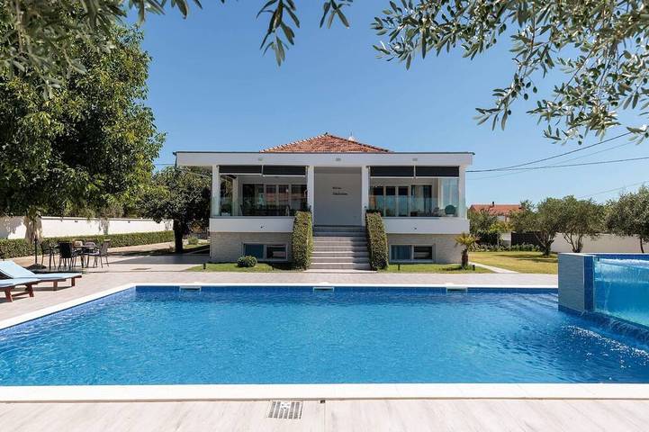 Ferienhaus für 12 Personen, mit Balkon und Whirlpool sowie Garten und Pool