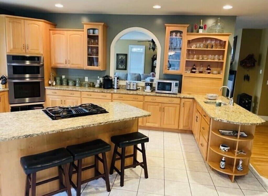 Magnificent Mnt Home Retreat! Convenient, 4 bedrooms, media rm, pool table in Hendersonville, Henderson County (NC)