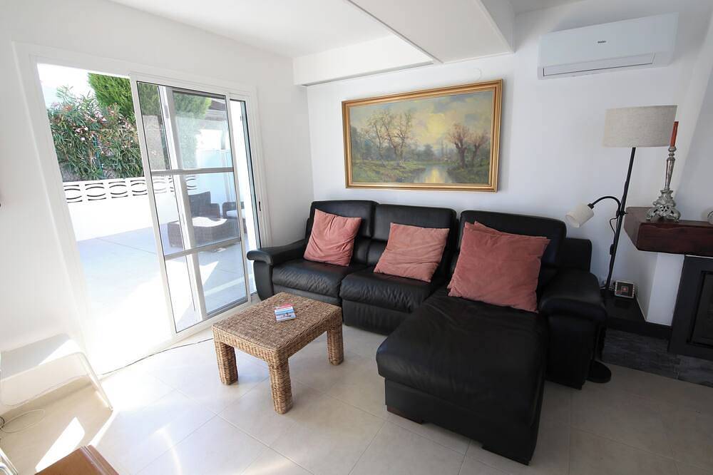 Villa in 1st line of sea: private swimming pool and garden of 500 m². in Alcanar, Costa Dorada