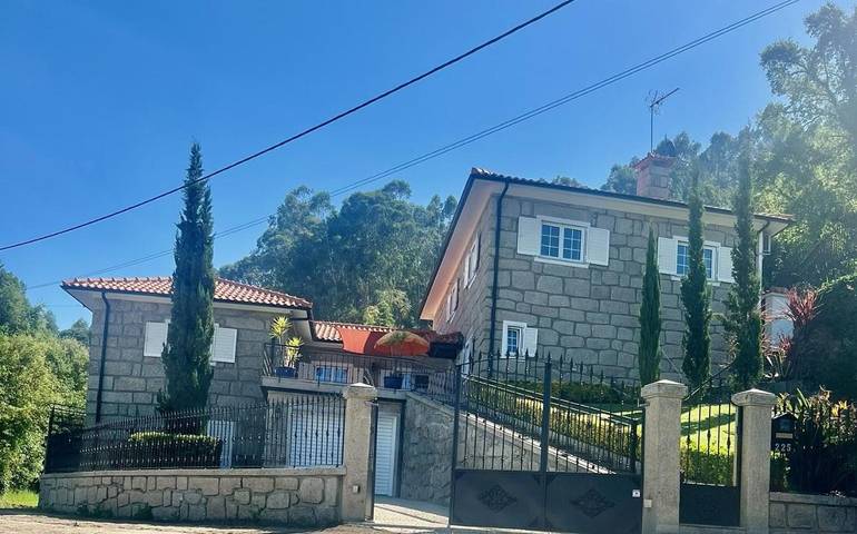 Location de vacances pour 8 personnes, avec piscine ainsi que vue et terrasse dans Santo Tirso