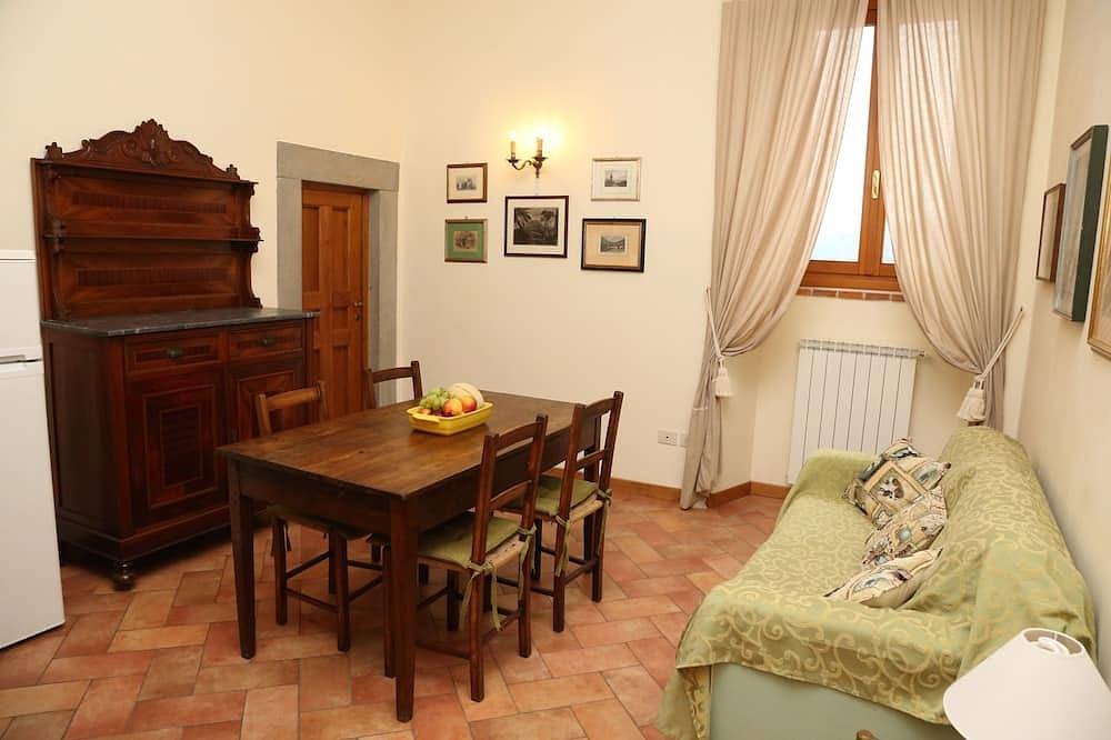 Entire apartment, Two-room apartment in old villa with pool located between Lucca and Florence in Serravalle Pistoiese, Pistoia Province