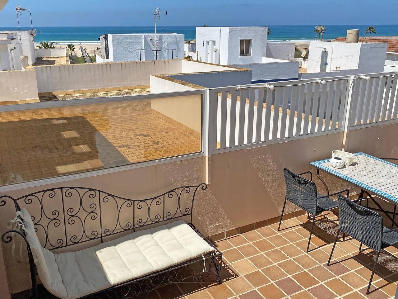 Entire holiday apartment, Holiday beach apartment with balcony and sea view, 2 min. to the beach in Conil de la Frontera, Costa de la Luz