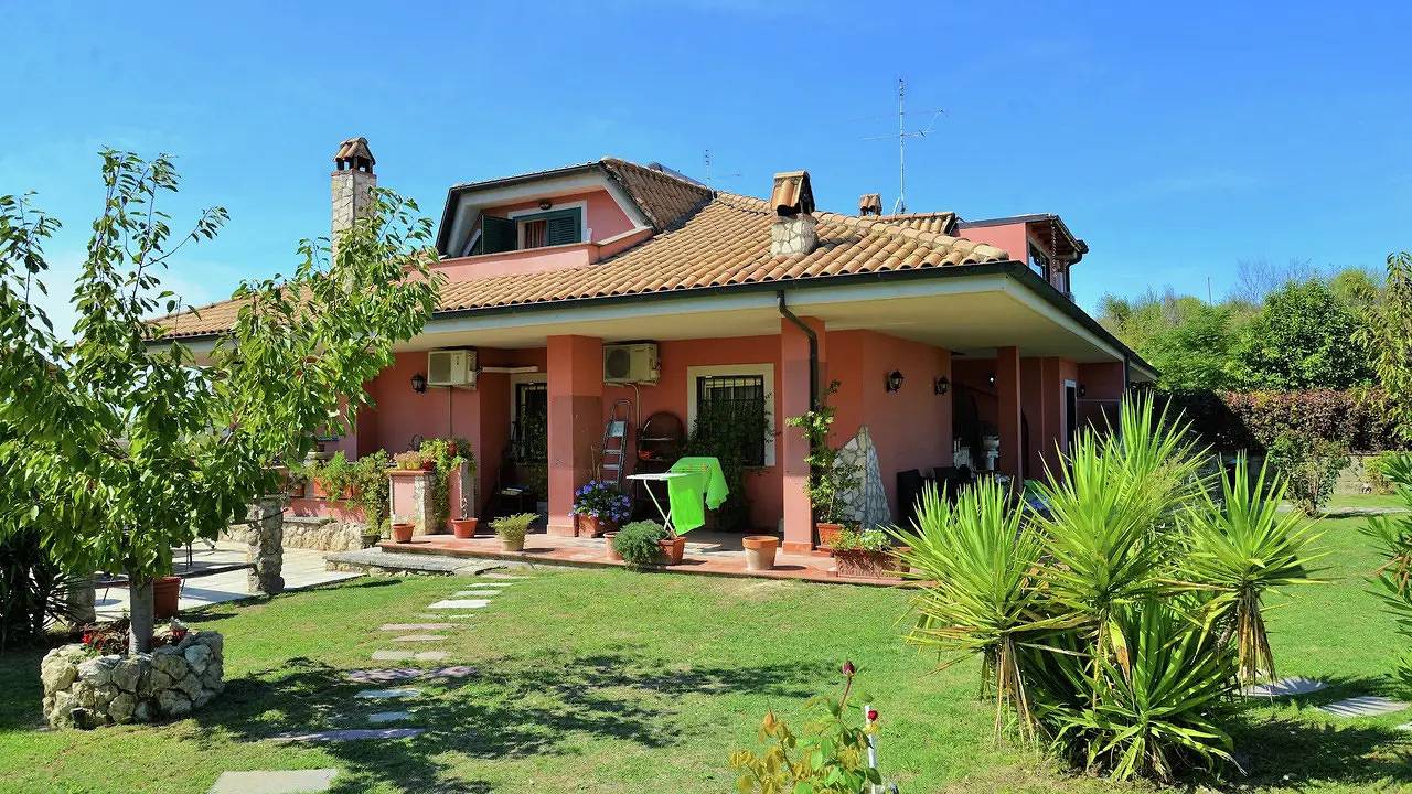 Villa per 7 persone con piscina in Monte Rotondo, Provincia di Roma