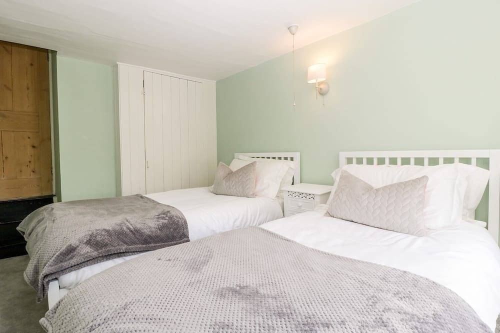 Oakapple Cottage, pet friendly, luxury holiday cottage in Lyndhurst in Lyndhurst, Hampshire