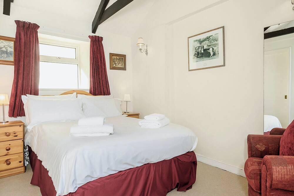 7 bedroom accommodation in West Pentire in Crantock, Cornwall